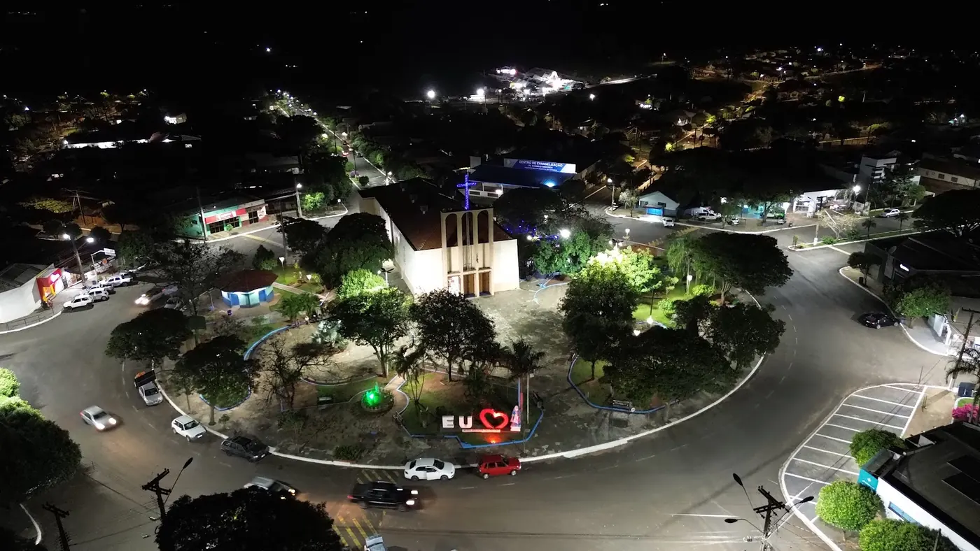 Vista noturna de Nossa Senhora das Graças-PR